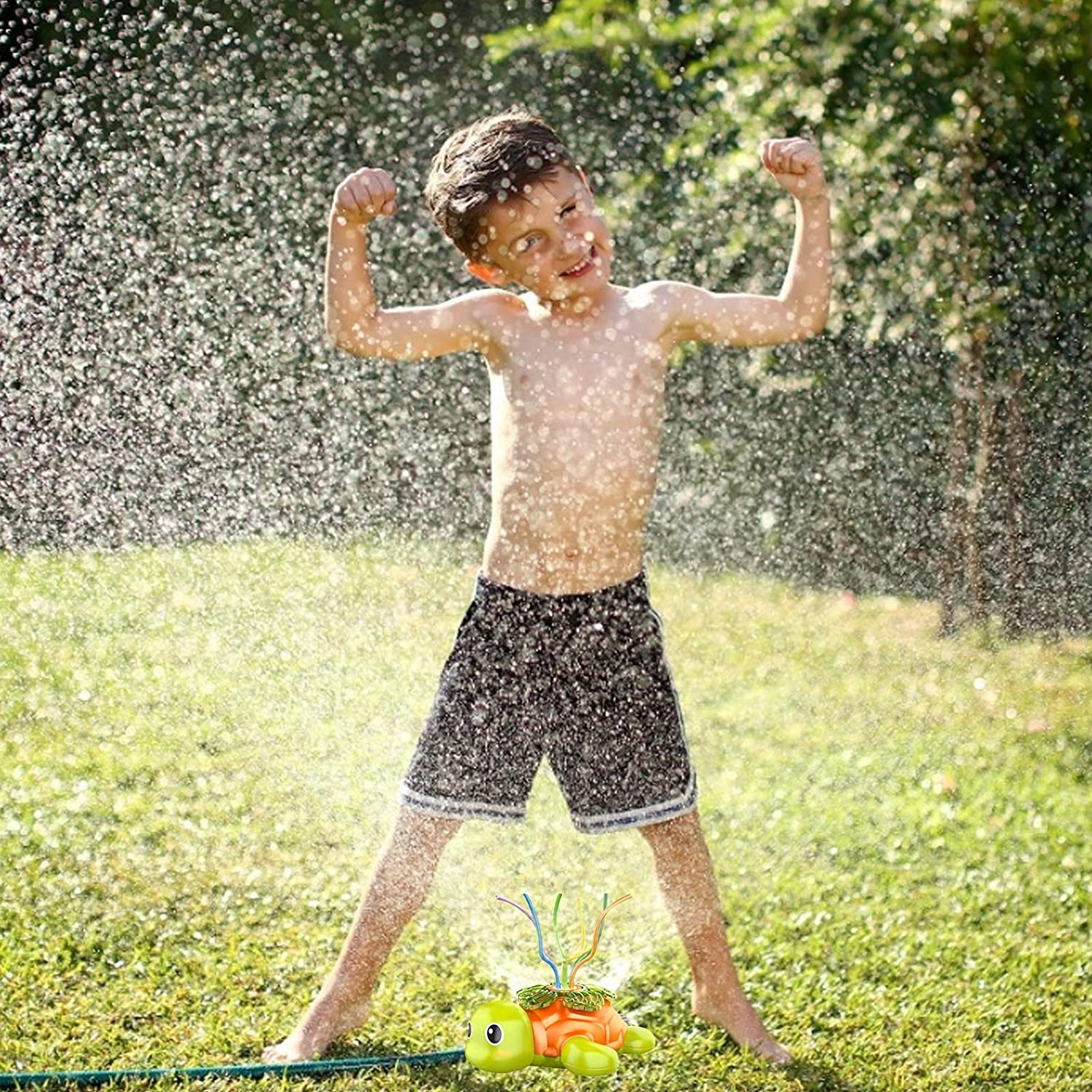 Detská korytnačka striekajúca vodu