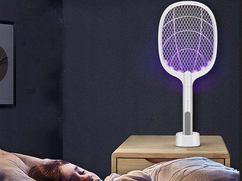 Elektronická UV plácačka na muchy, ovady, komáre biela