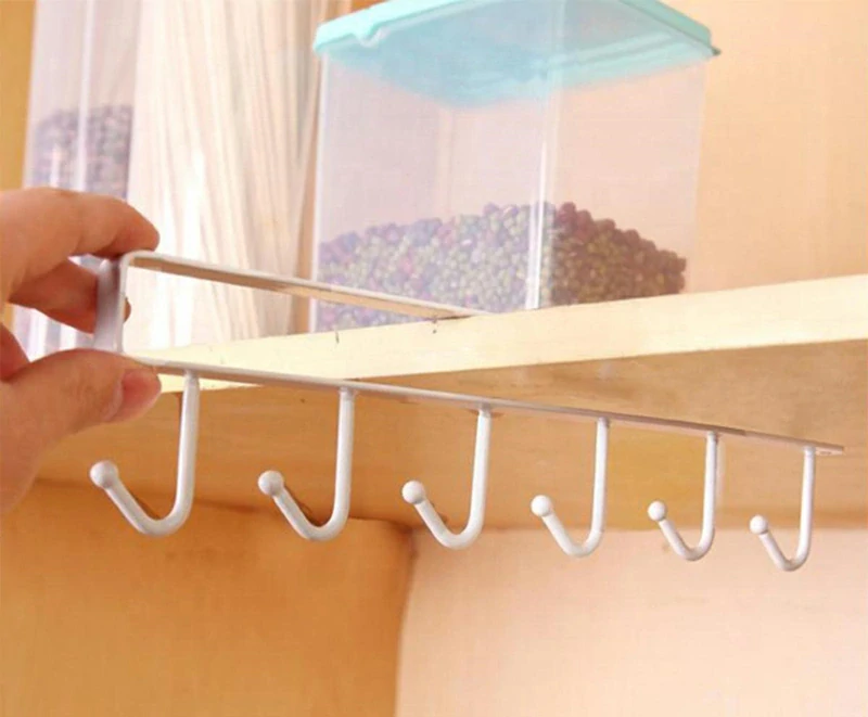 Kovový vešiak pod kuchynskú skrinku