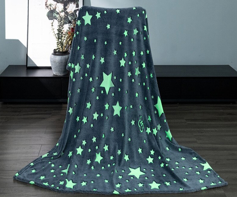 Svietiaca deka s rukávmi 190x170cm sivá