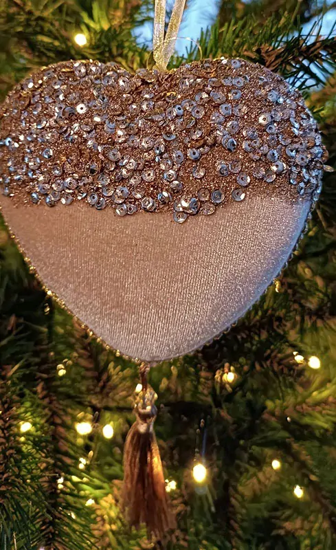 Zdobené srdce so strapcom 