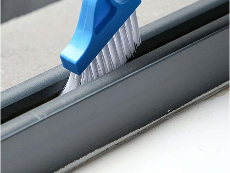 Ručná kefa so škrabákom na škáry