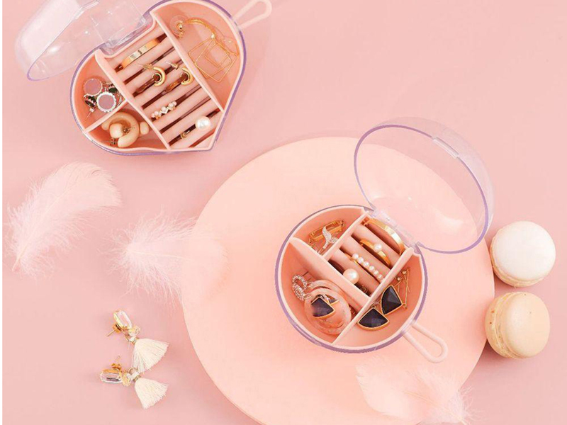 Puzdro na bižutériu s vešiačikom