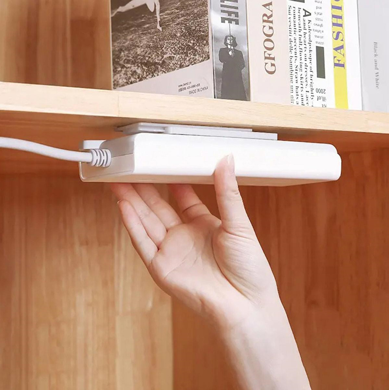 Nástenný držiak na predlžovací kábel