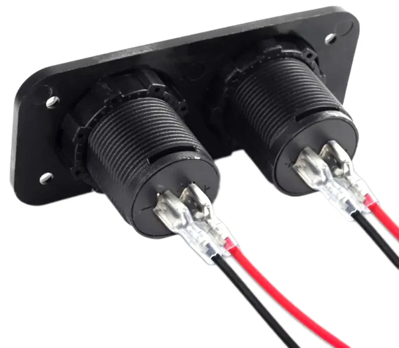 Montážny zapaľovač vodeodolný 12V s dvomi USB portami a vstavaným voltmetrom 3,1A