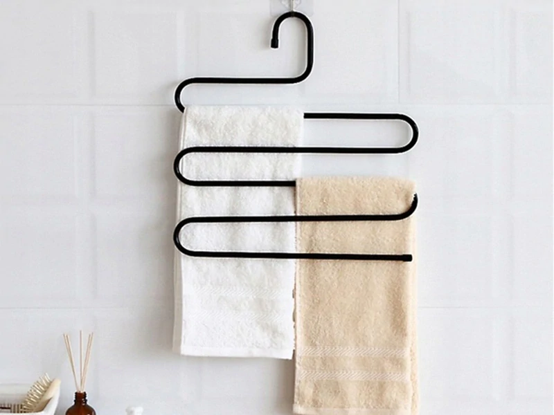 Vešiak na nohavice do skrine čierny