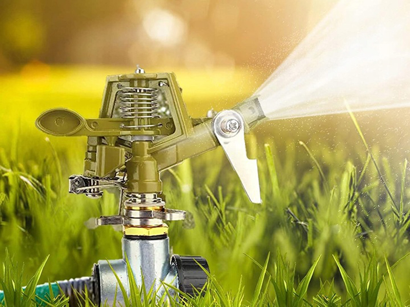 Záhradný rotačný zavlažovač kovový