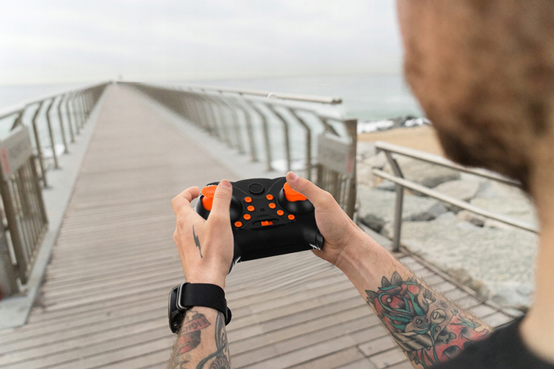 Mini dron s akrobaciou