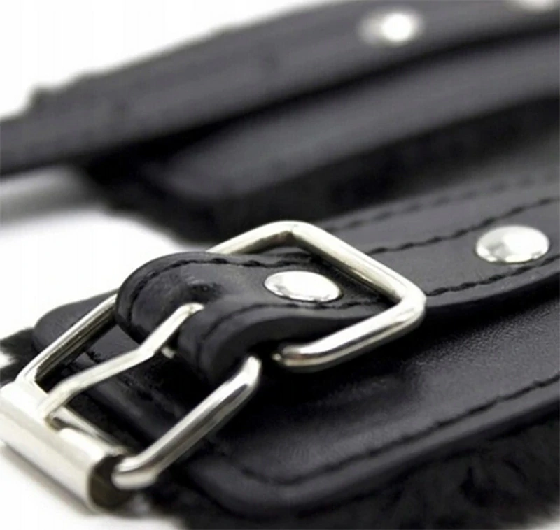 Erotické kožené putá na ruky s kožušinkou