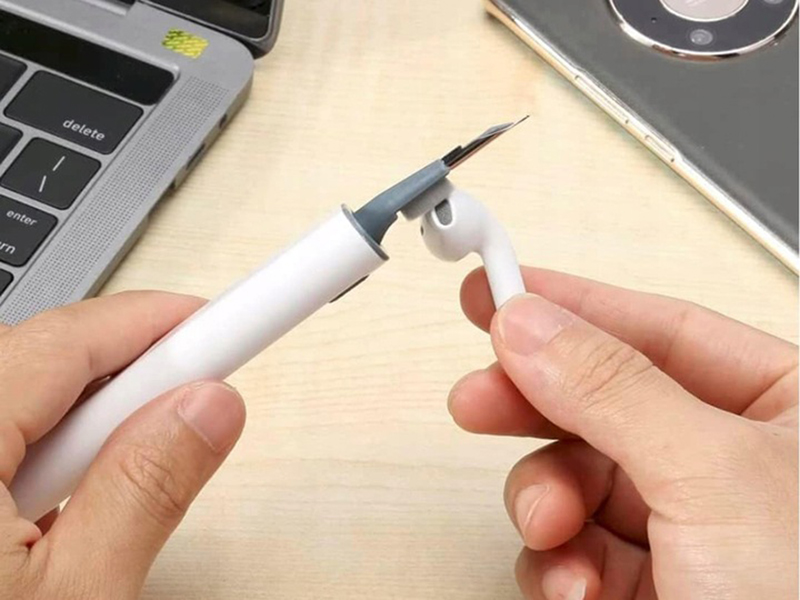 Čistiace pero na slúchadlá a drobnú elektroniku 4v1