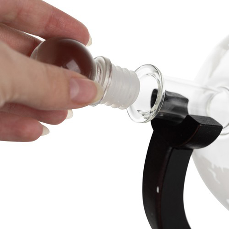 Karafa na whisky v tvare glóbusu s príslušenstvom