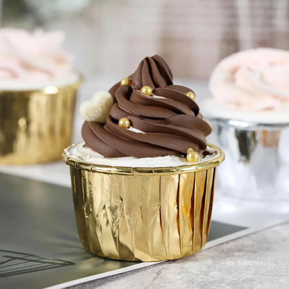 Farebné košíčky na muffiny a cupcakes zlaté 50 ks