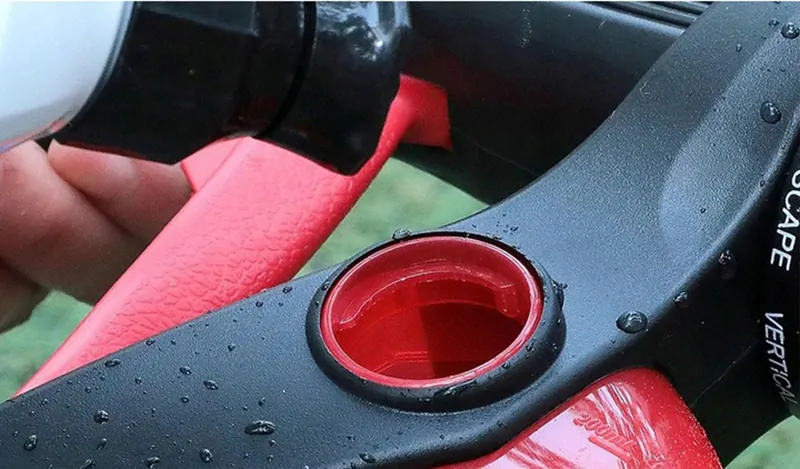 Striekacia pištoľ na čistenie automobilu s nádržkou