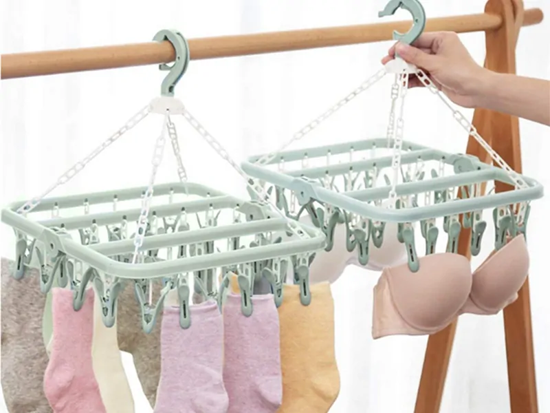Sušiak ponožiek a spodnej bielizne so štipcami zelený