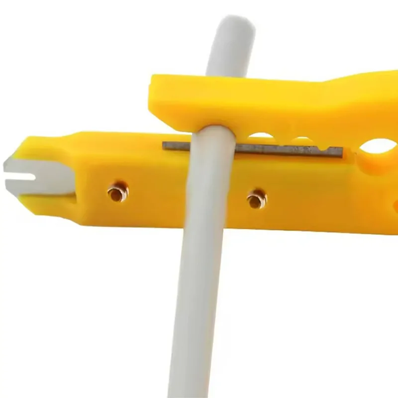 Nástroj na odstraňovanie izolácie z UTP/STP káblov