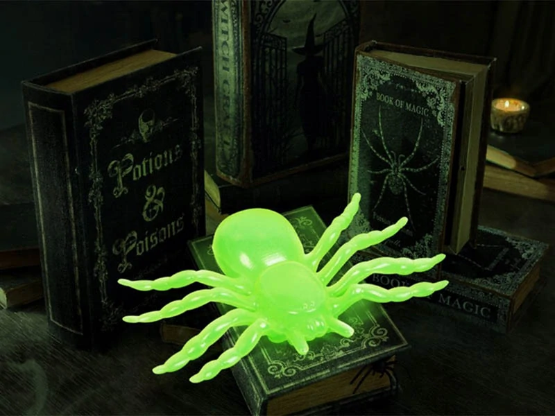 Halloweenska dekorácia Pavúky svietiace v tme 11cm 2ks