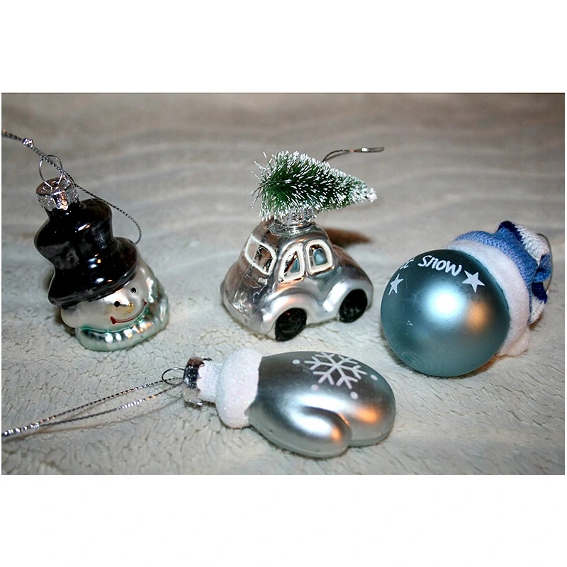 Vianočný adventný kalendár s ozdobami na stromček 