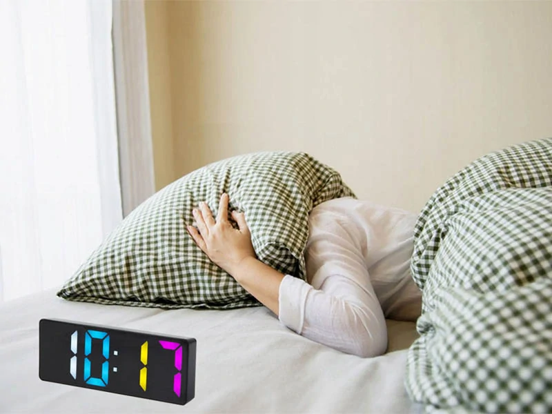 Farebný digitálny budík s teplomerom