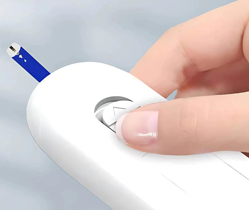 Digitálny glukometer s testovacími prúžkami a lancetami