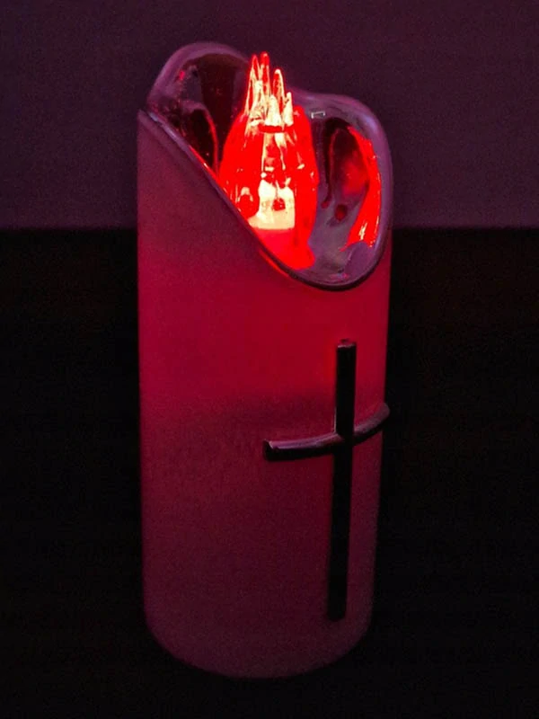 LED dekoratívna sviečka RICO 12,5 cm na batérie – červené svetlo, bielo-strieborno-červený dizajn