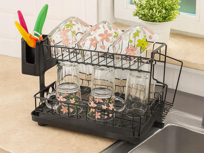 Dvojposchodový odkvapkávač na riad s táckou a priehradkami