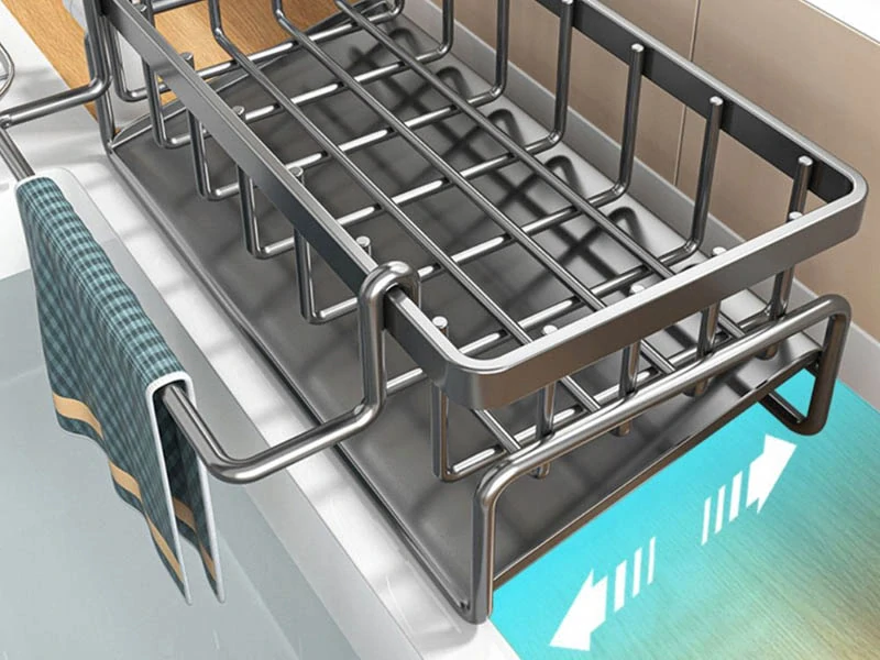 Kovový odkvapkávač do drezu na hubky, kefky a kuchynské doplnky