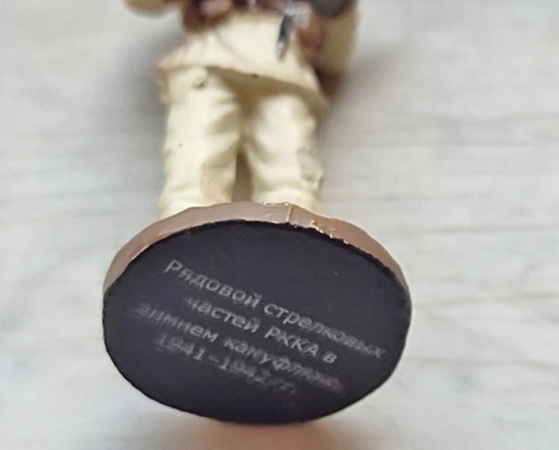 Zberateľská figúrka sovietskeho vojaka z obdobia druhej svetovej vojny v zimnom maskovaní 1:35