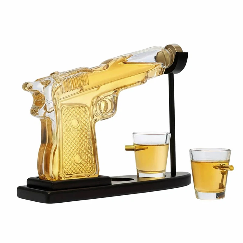Karafa na whisky v tvare pištole s 2 pohárikmi