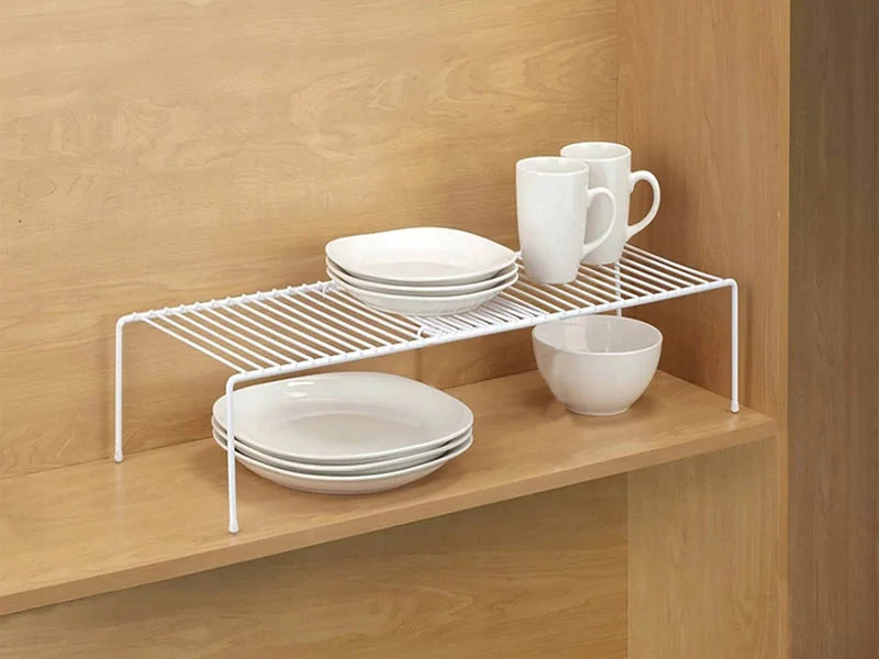 Kovová kuchynská polica s nastaviteľnou šírkou 14 x 24 x 32-55 cm biela