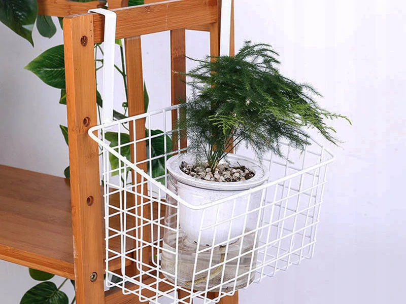 Kovový závesný košík na dvierka kuchynskej skrinky biely