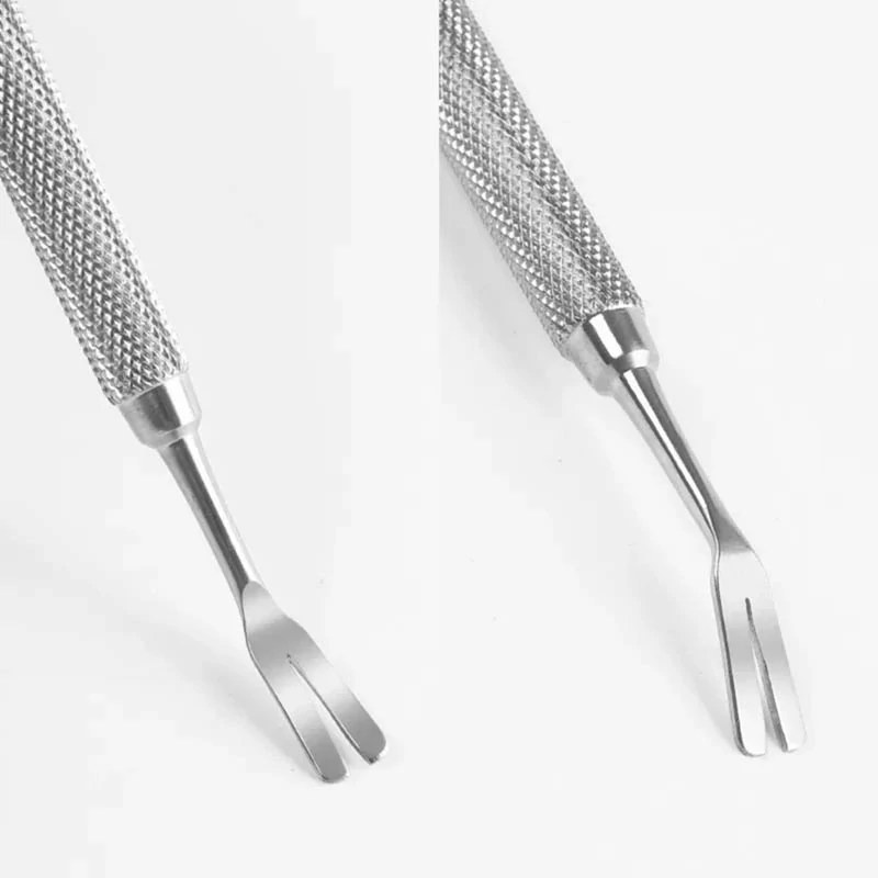 Kovový nástroj na odstraňovanie kliešťov