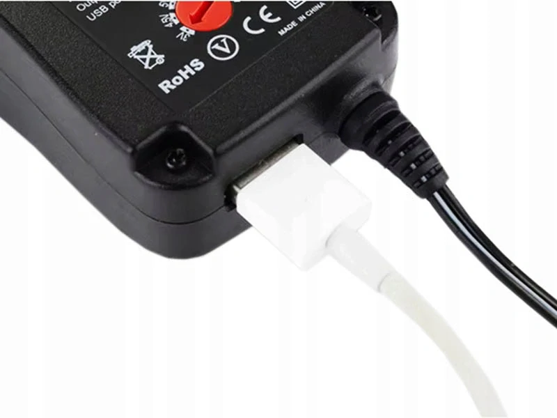 Univerzálny regulovateľný napájací adaptér 3–12 V s výmennými koncovkami