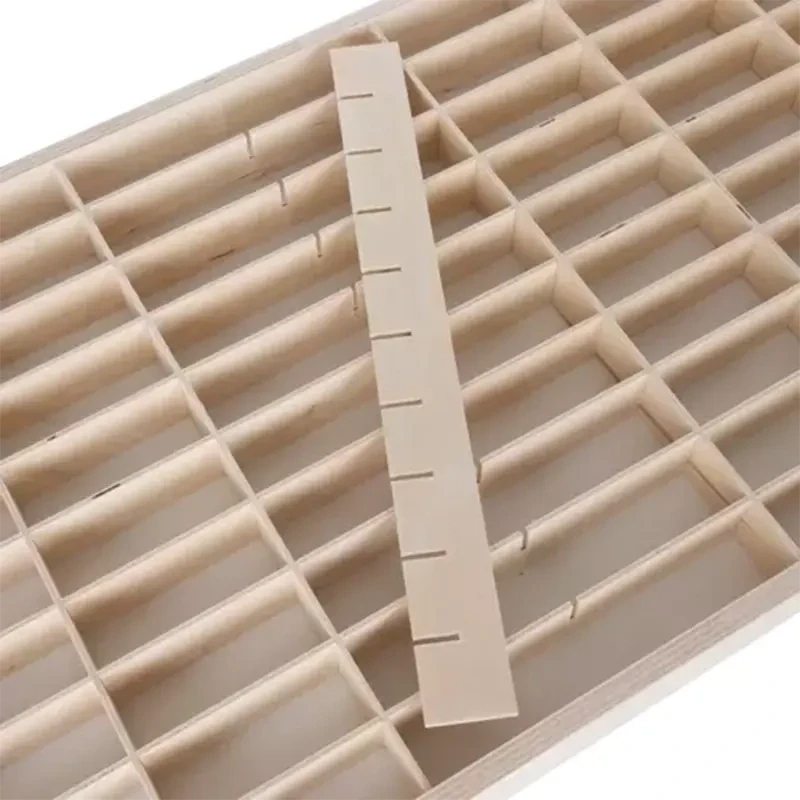 Drevený regál na autíčka a modely 78x40cm