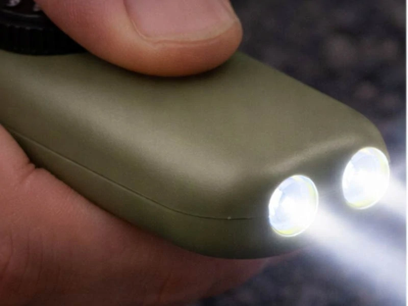 Píšťalka s kompasom, baterkou, lupou a teplomerom zelená