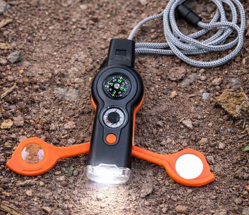 Píšťalka s kompasom, baterkou, lupou, zrkadlom a teplomerom