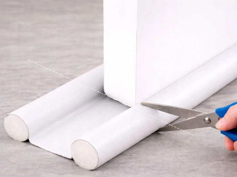 Tesnenie pod dvere proti prievanu 96cm biele