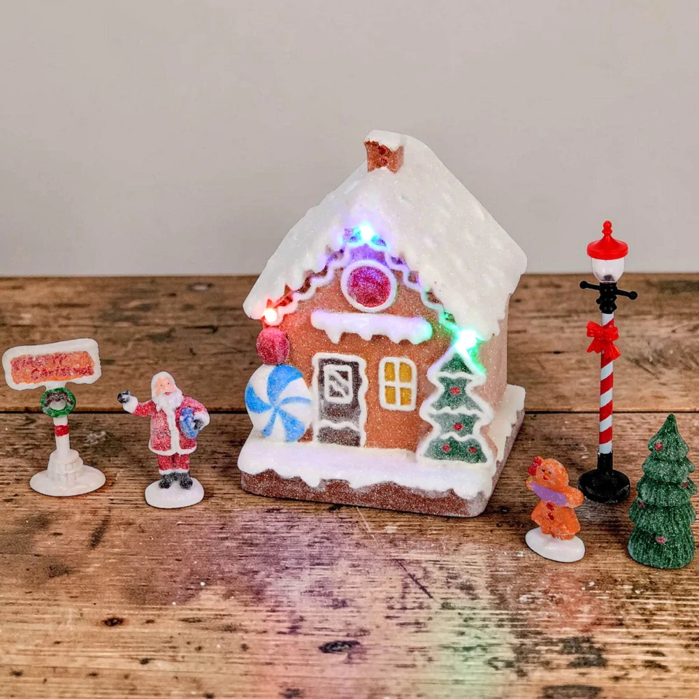Vianočná LED dekorácia – perníková chalúpka so Santa Clausom