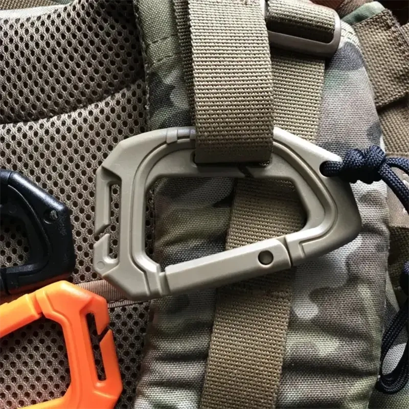 Plastová karabína s MOLLE uchytením – 9 × 5,8 cm