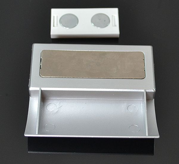 Magnetický solárny držiak na menovku