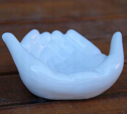 Keramický popolník dlane