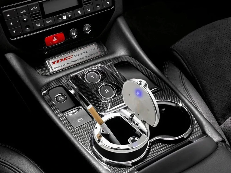 Popolník do auta s LED diódou