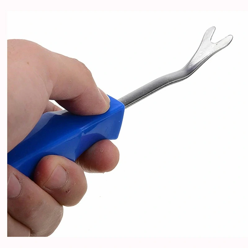 Vyťahovač gombíkov na čalúnení