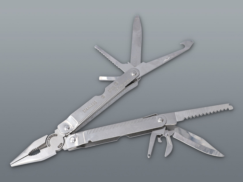 Multifunkčné kliešte a sada bitov a nástrčkových kľúčov