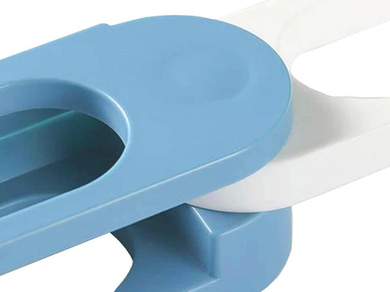 Nástenný vešiak na papuče a uteráky 