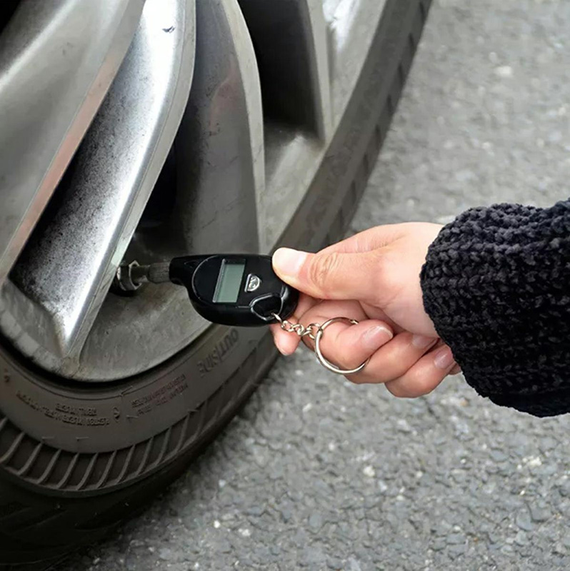 Digitálny tlakomer na pneumatiky