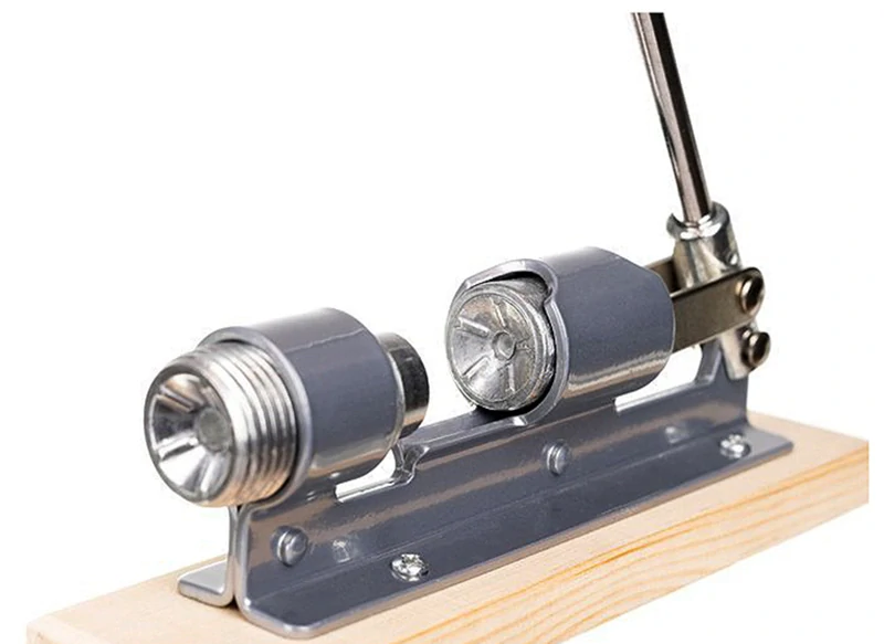 Luskáčik na orechy pákový na drevenej podložke