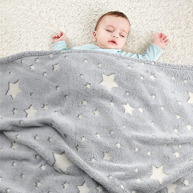 Svietiaca deka s rukávmi 190x170cm sivá