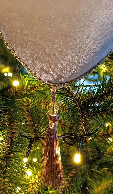 Zdobené srdce so strapcom 