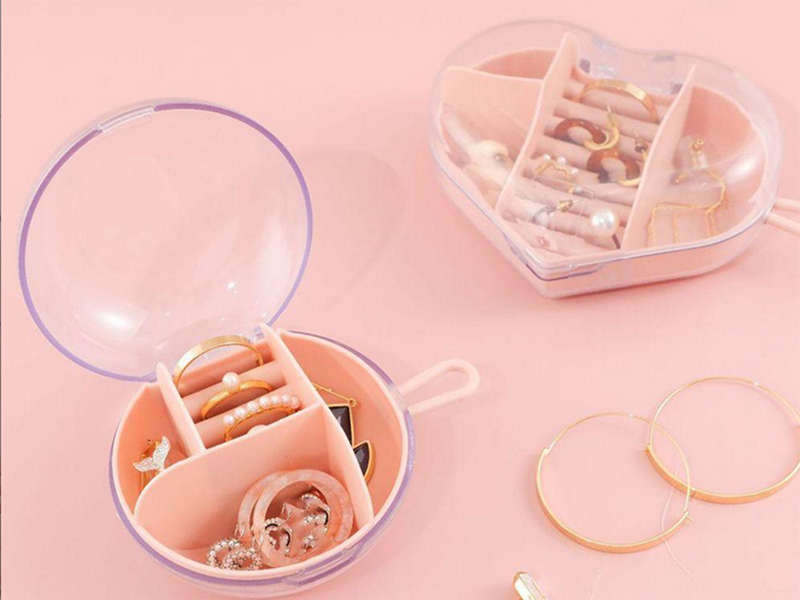 Puzdro na bižutériu s vešiačikom