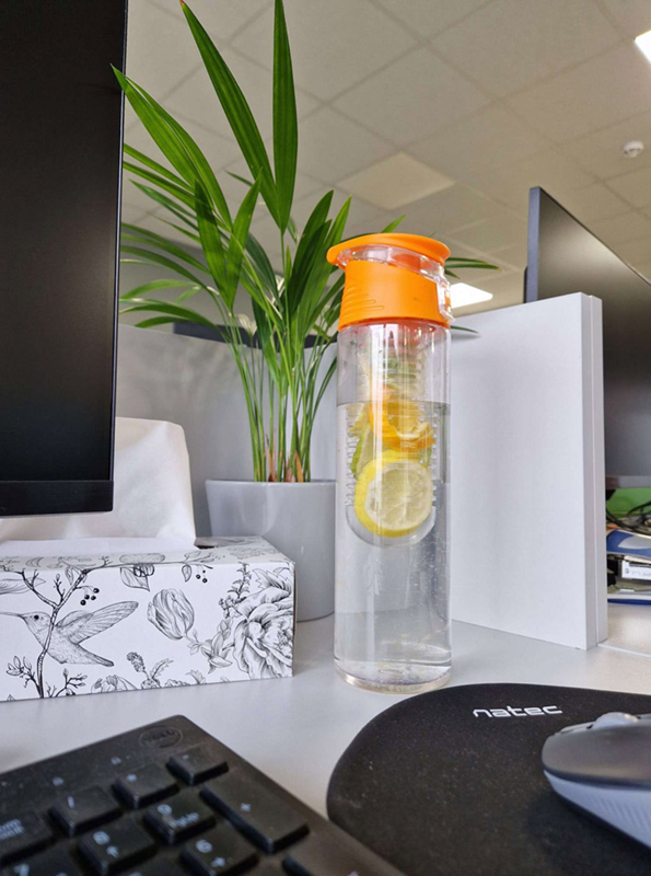 Fľaša na nápoje s ovocím 800ml oranžová